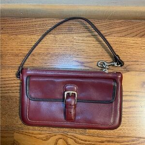 👜Coach 👛Maroon Leather Wristlet ♥️